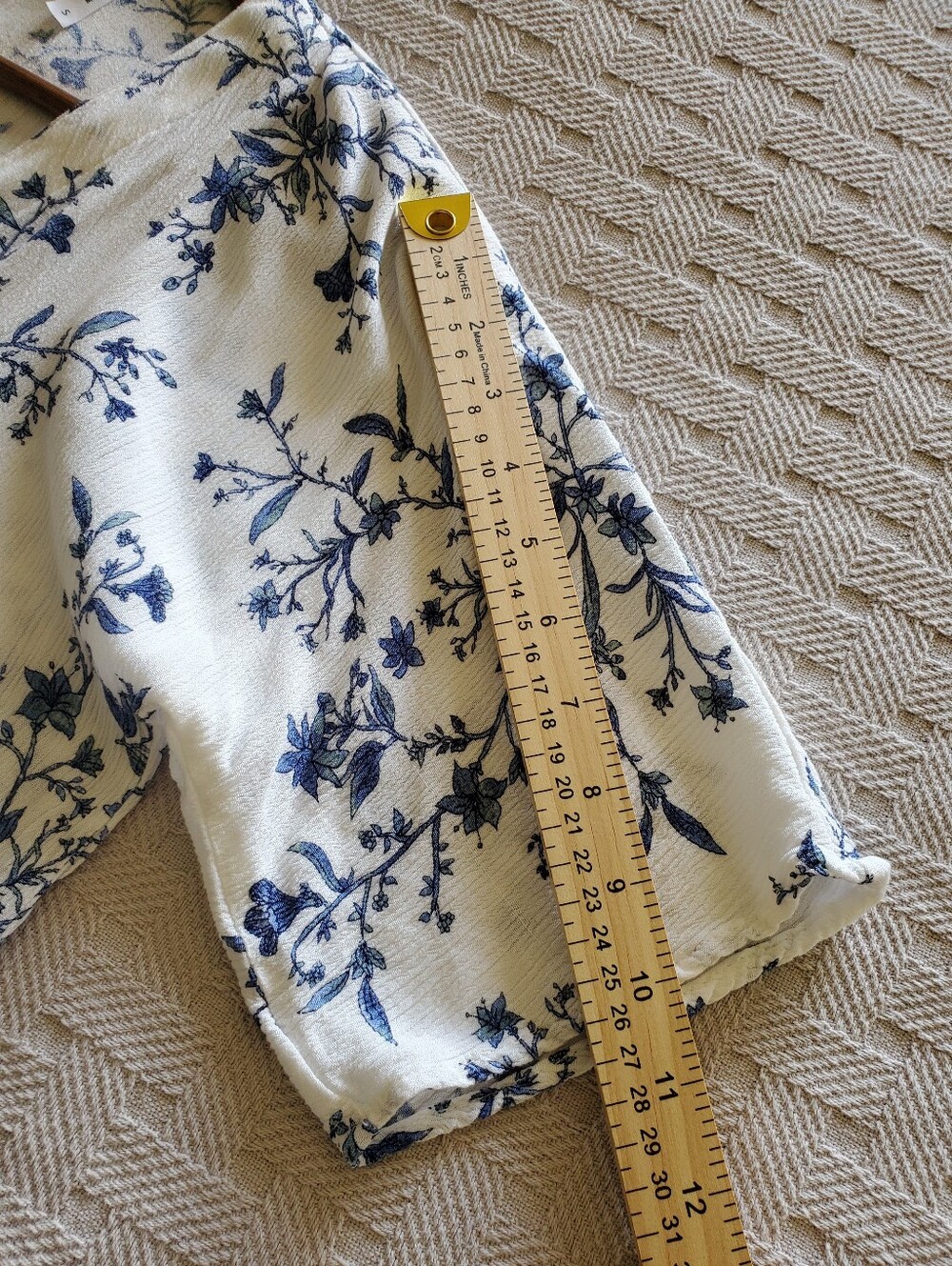 LUQ White Blue Floral V-Neck Button-Up Tie Front Gauze Blouse Shirt - Picture 8 of 12